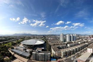 热闹啊！今天佩林卡也来到了湖人主场观战